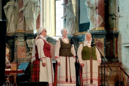 Nedažnai, tik kartą per dvejus metus, įvairių tipų armonikomis grojančioms moterims ir merginoms