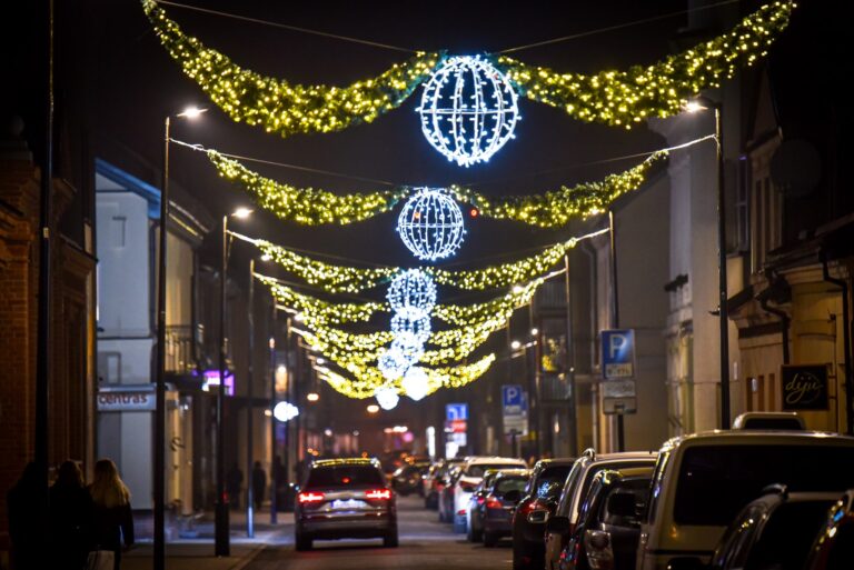 Panevėžyje kalėdine egle ir šventiniais papuošimais rūpinsis ta pati įmonė kaip ir pernai, šįkart žadanti šiltas, tradicines, spindinčias Kalėdas.
