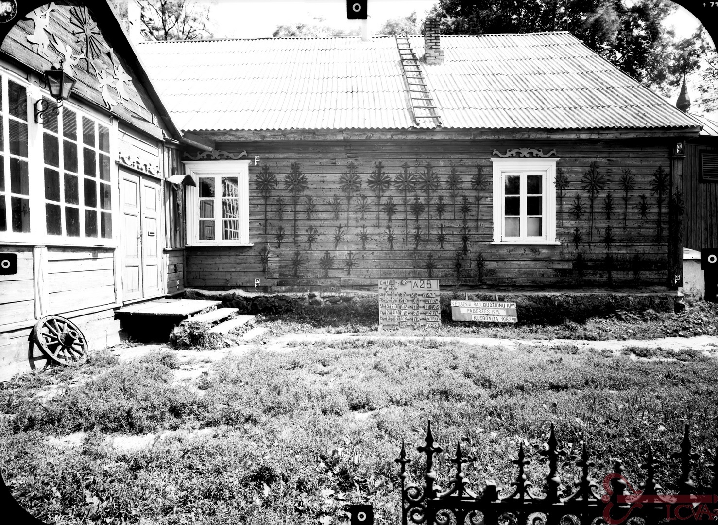Paberžės Švč. Mergelės Marijos Apsilankymo parapijos klebonija, kur Tėvas Stanislovas praleido beveik keturis dešimtmečius. 1982 metų liepą daryta fotografija. LCVA, 4-05018. LIETUVOS CENTRINIO VALSTYBĖS ARCHYVO nuotr.