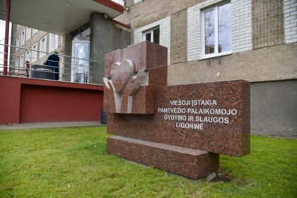 Liko kiek daugiau nei pusmetis, per kurį slaugos ligoninėse drastiškai sumažės vietų. Sveikatos apsaugos ministerija įsitikinusi: 20–30 procentų jose gulinčiųjų pakaktų paslaugų namuose.