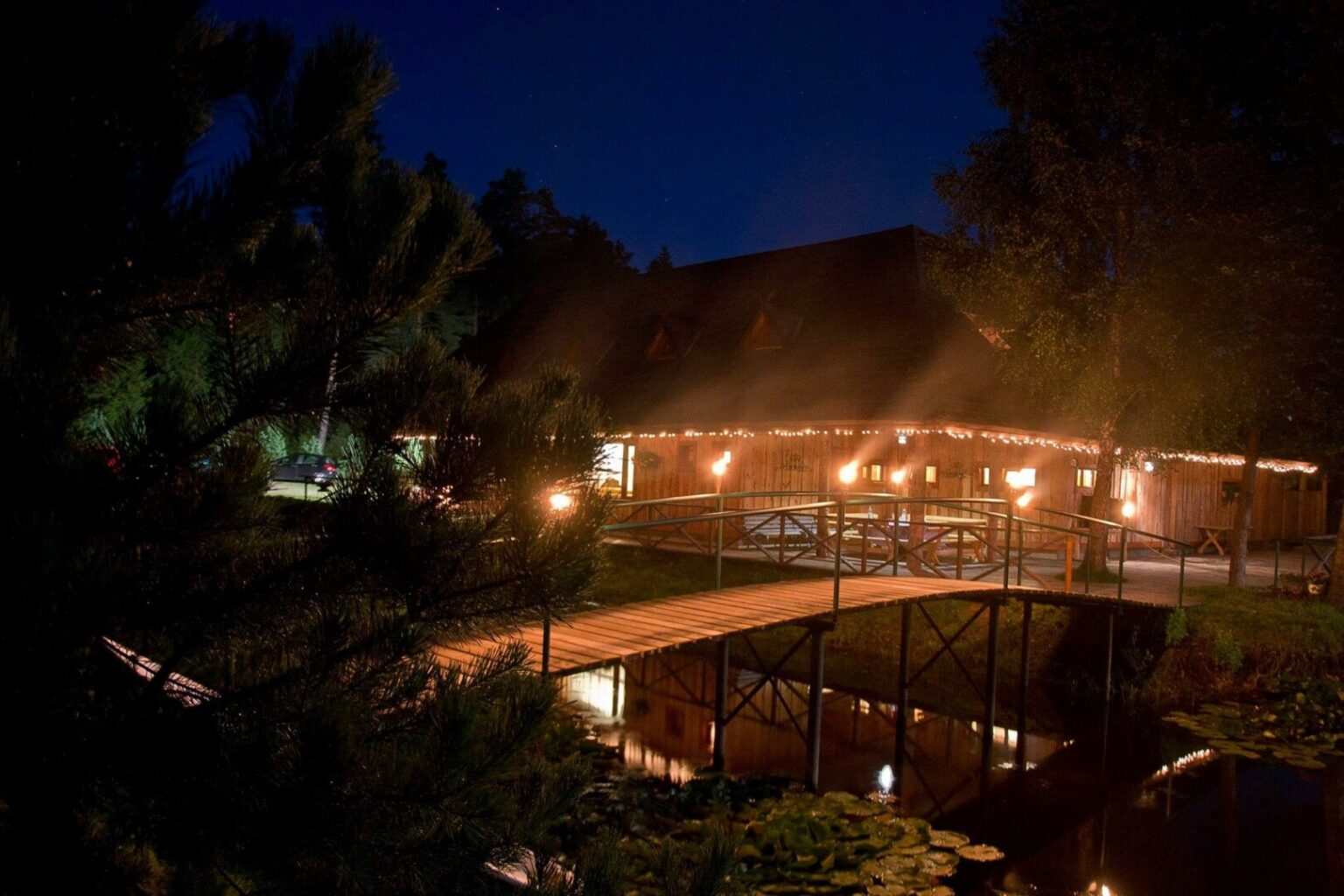 Kalėdinius vakarėlius porai metai pradanginusiai pandemijai atsitraukus, kaimo turizmo sodybų savininkai guodžiasi ir šįmet nesulaukiantys svečių.