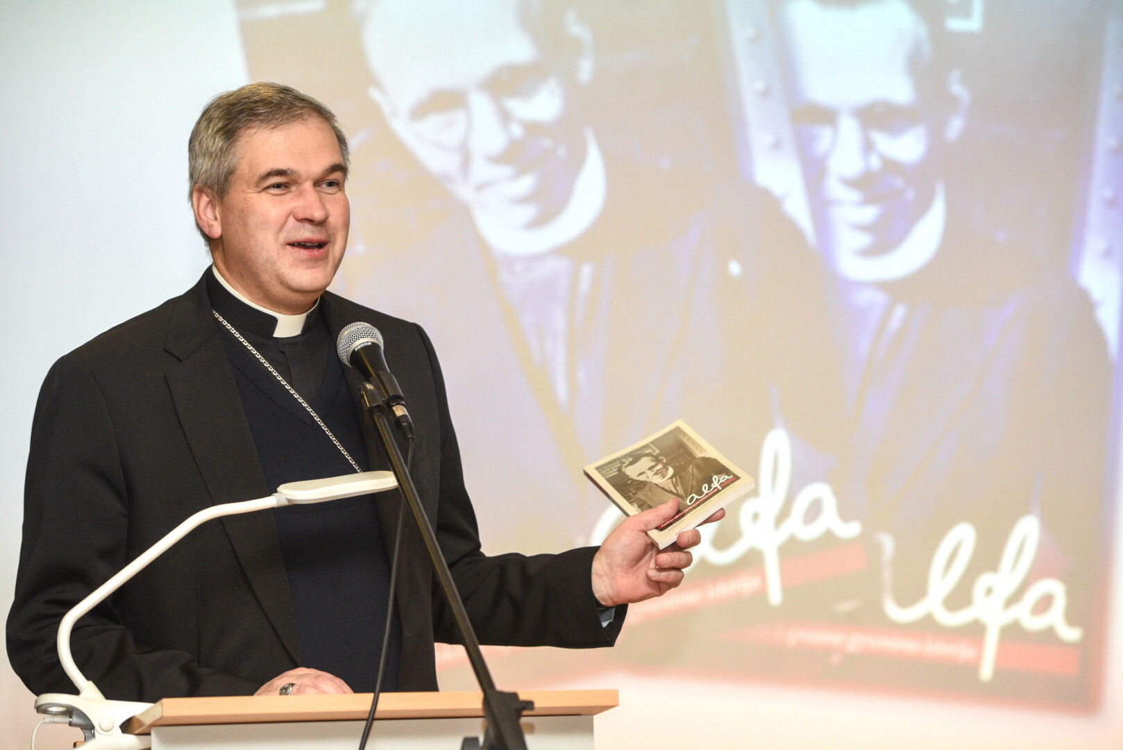 Knyga „Alfa“, vyskupo Lino Vodopjanovo teigimu, – savotiška pradžia, nušviečianti kunigo Alfonso Lipniūno gyvenimo kelią. G. KARTANO nuotr.