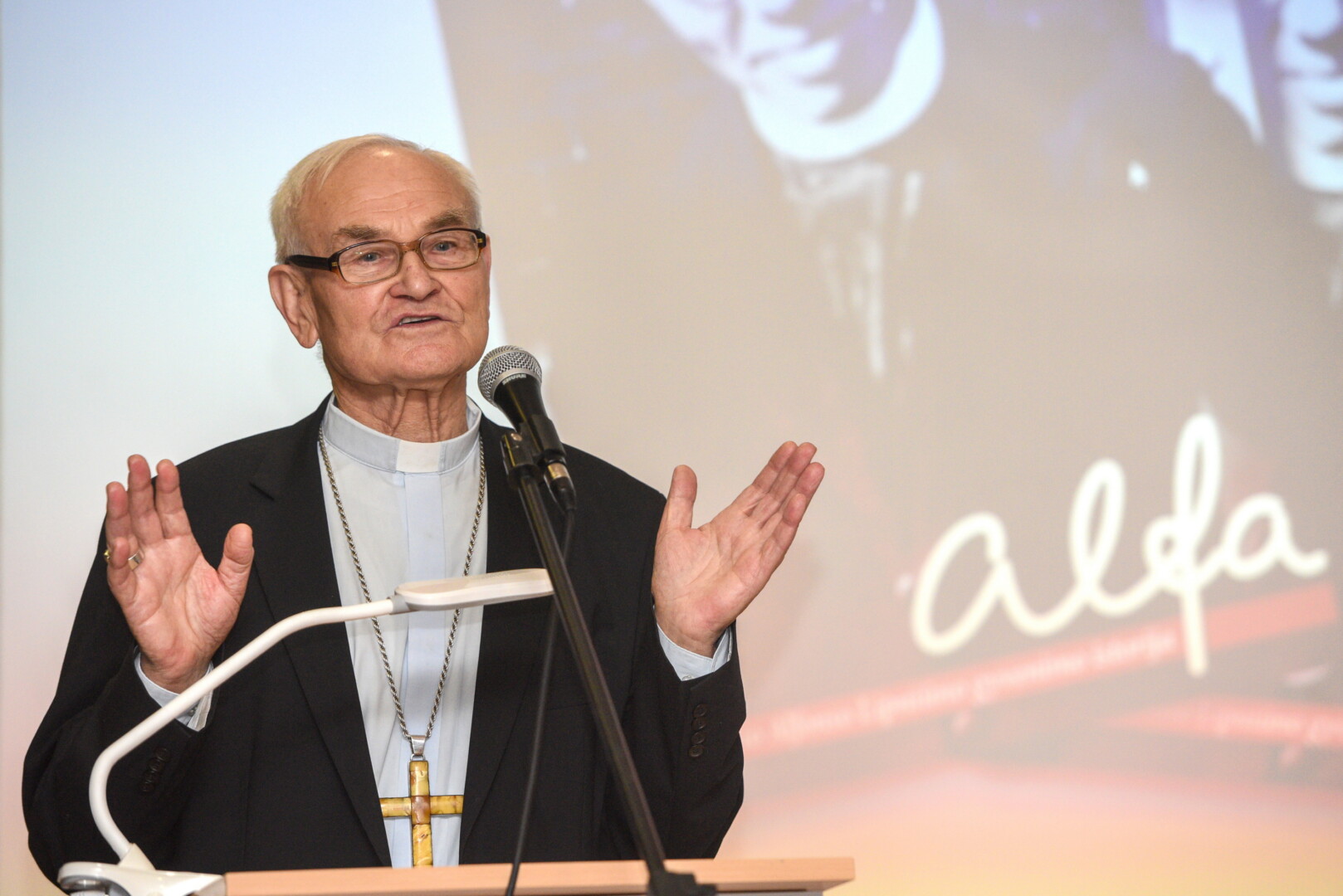 Pasak vyskupo emerito Jono Kaunecko, nei komunistai, nei fašistai, nei pats Štuthofas neužgesino A. Lipniūno dvasinės liepsnos. G. KARTANO nuotr.