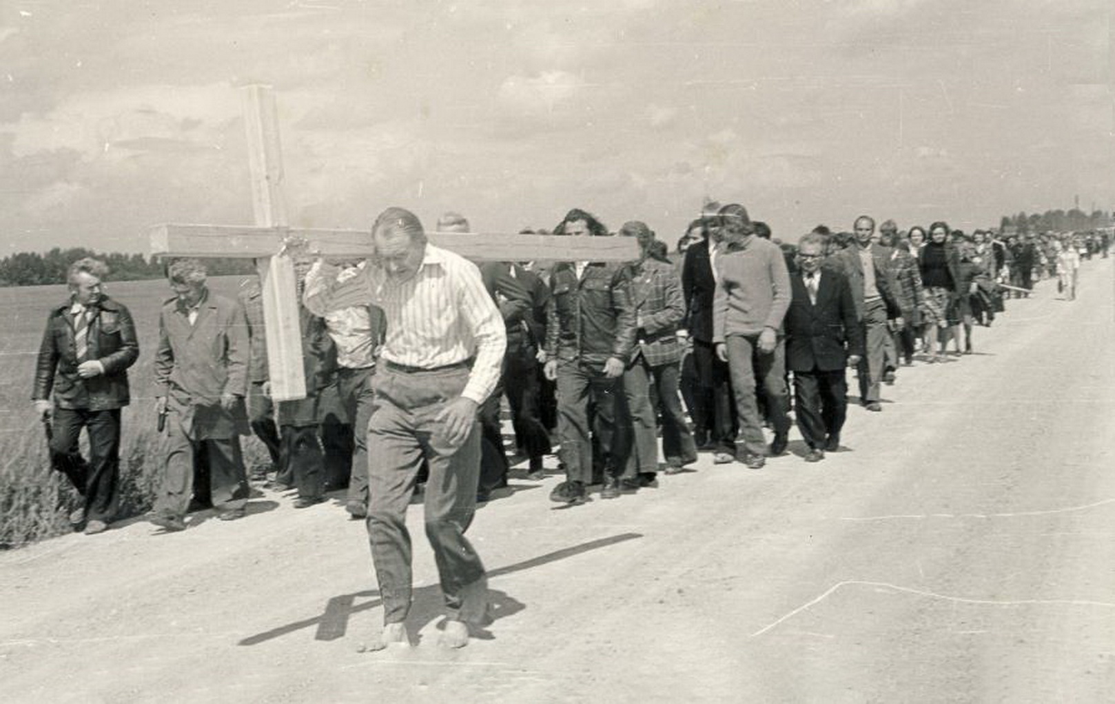 Eisena į Kryžių kalną, 1979-ieji. Jos priešakyje – kunigas Algirdas Mocius, aštuonis metus kalėjęs Sibire. Kryžių ant savo pečių jis basas nešė aštuonis kilometrus – iki pat Kryžių kalno. ASMENINIO ALBUMO nuotr.