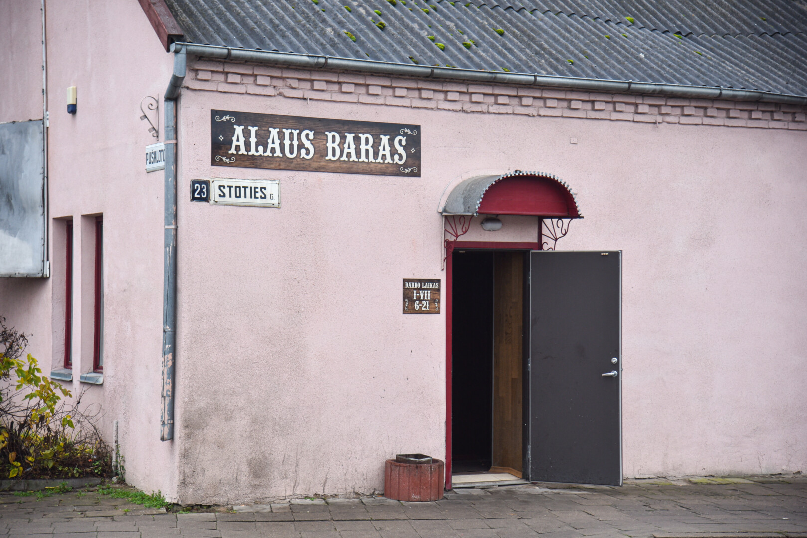 Stoties gatvės alaus baro šeimininkas neslepia, kad net sunkmetis, gerokai išauginęs komunalinių paslaugų, maisto kainas, bare lankytojų nepraretino. P. ŽIDONIO nuotr.