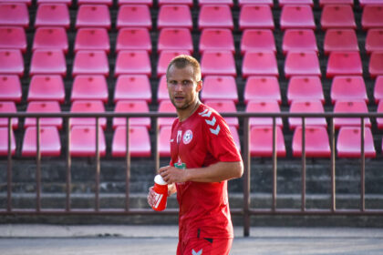 Net penkiolika metų rinkti žinomų Lietuvos ir užsienio futbolininkų marškinėliai – tikras lobis kolekcininkams ir futbolo aistruoliams. Tačiau šios kolekcijos savininkas nedvejodamas pasiryžo su ja išsiskirti.