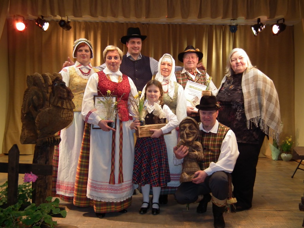 Pradžioje į „Pilimutės šposus“ rinkdavosi tik moterys. Dabar šis pasakotojų konkursas atviras ir vyrams, ir svečiams iš kitų rajonų (nuotraukoje – 2017-ojų renginio dalyviai). ASMENINIO ARCHYVO nuotr.