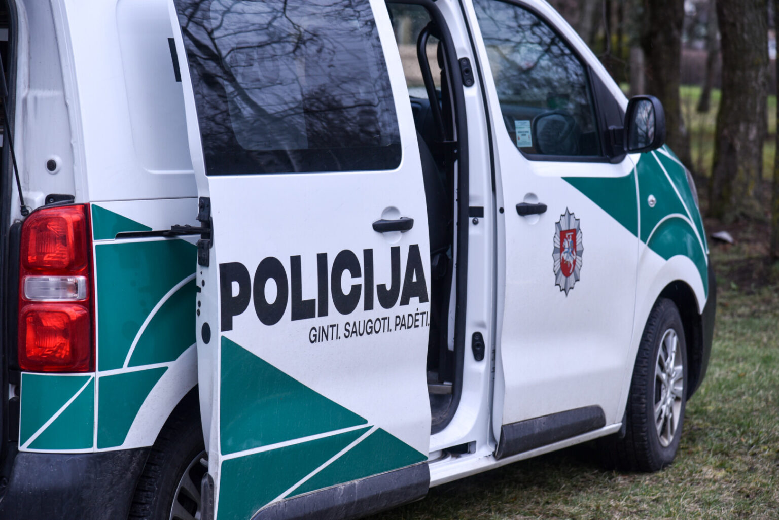 Incidentas įvyko šeštadienio, liepos 27-osios pavakarę Panevėžio apskrities policijos pareigūnams bandant suramdyti du neblaivius vyrus.