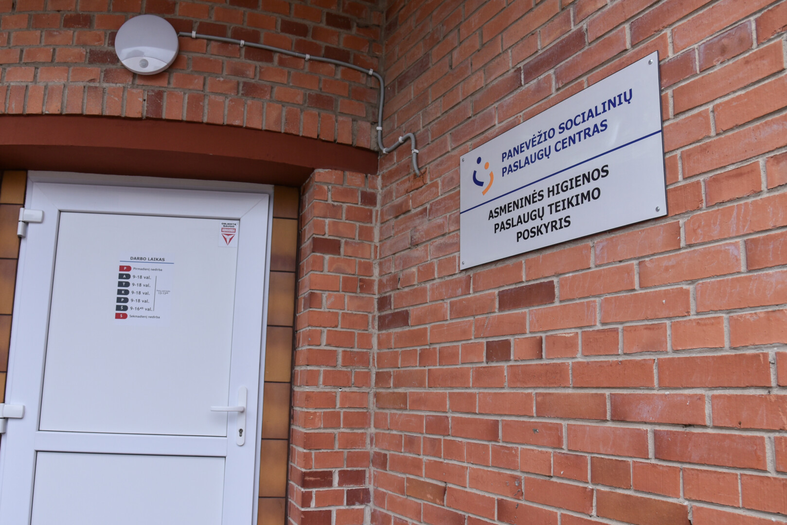 Nebelikus miesto biudžetui brangiai atsiėjusios pirties, neturintys sąlygų nusiprausti panevėžiečiai traukia į viešuosius dušus. P. ŽIDONIO nuotr.