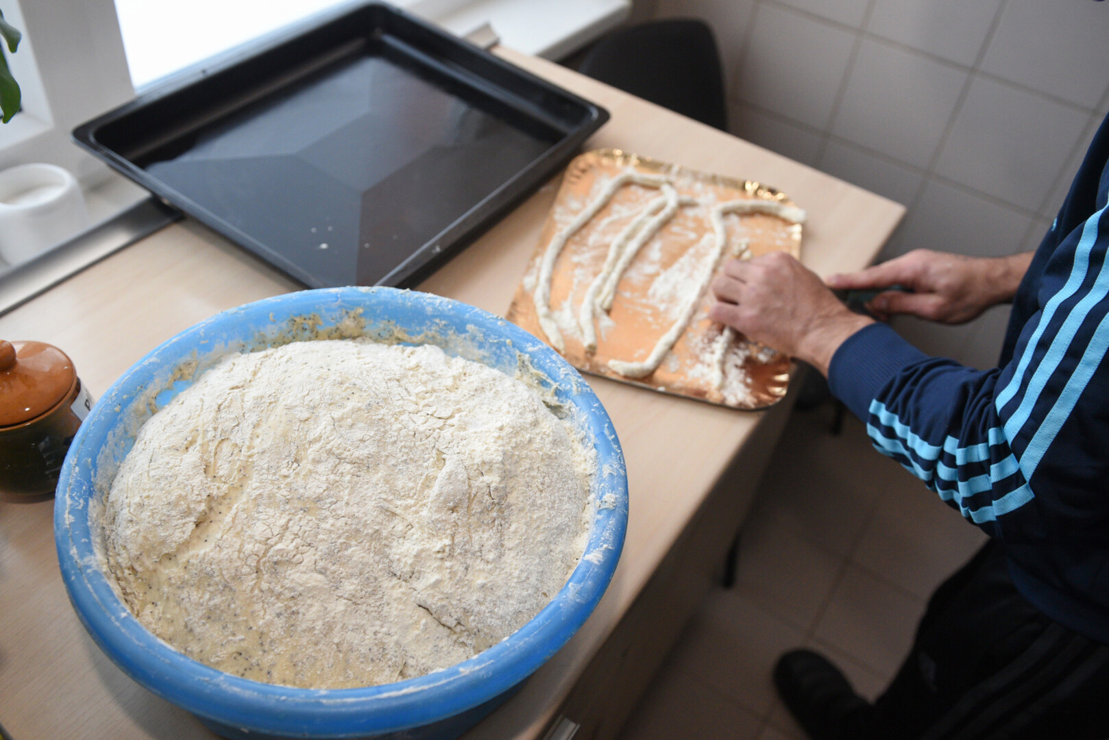 Panevėžio nakvynės namų gyventojai jau kepa kūčiukus. G. KARTANO nuotr.