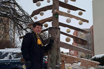 Įsisiūbavus kalėdinei miestų ir namų puošybai, ne pirmą kartą panevėžiečius originaliais sumanymais nustebinantis verslininkas Rimantas Kiela sukūrė egles, kokioms antrininkių nė su žiburiu nerastum.