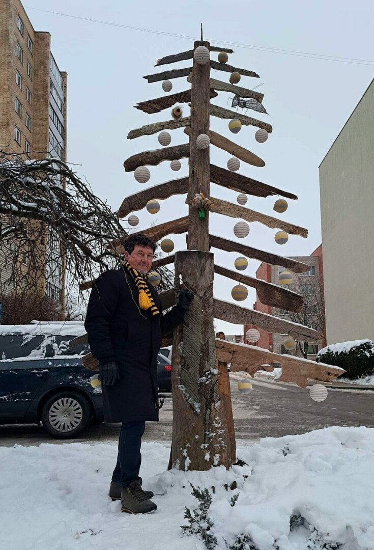 Keturių metrų eglei sumeistrauti Rimantui Kielai pakako senų lentų, o žaislus pagamino iš nebenešiojamų drabužių. R. KIELOS asmeninio archyvo nuotr.