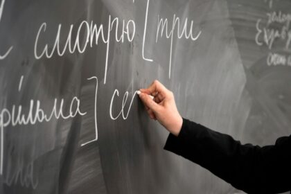 Kaimynams latviams nusprendus nuo 2026-ųjų atsisakyti mokyklose rusų kaip antrosios užsienio kalbos, Lietuva irgi svarsto pasekti šiuo pavyzdžiu.