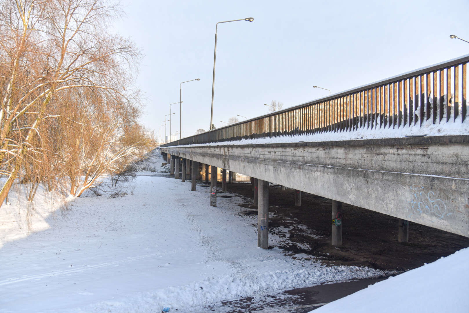 Jei pavyks surasti rangovą, žadama, kad jau 2024 metų pabaigoje panevėžiečiai važiuotų kapitališkai suremontuotu Nemuno gatvės tiltu. P. ŽIDONIO nuotr. 