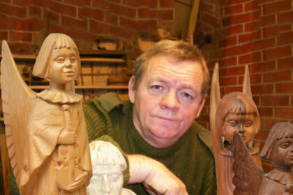 Tautodailininkas Rimantas Zinkevičius jau kelis dešimtmečius stebina mediniais stebuklais, tačiau šio meistro tikra vizitinė kortelė – jo drožti įstabūs angelai.