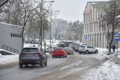 Taršiems seniems automobiliams užsidaro ne tik didmiesčių senamiesčiai. Taršių transporto priemonių savininkų naujovės laukia visuose miestuose.