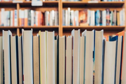 Sovietmečiu knygynų lentynos niekada nebuvo tuščios. Tačiau rasti jose populiarios literatūros, visame pasaulyje aptarinėjamų kūrinių galėjai nė nesvajoti – deficitas.