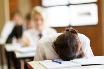 Šiemet pirmieji metai, kai valstybinio matematikos egzamino nelaikę ar jo neišlaikę abiturientai toliau nebegali mokytis aukštojoje mokykloje – net jeigu už studijas būtų pasiryžę mokėti visą kainą. O jau kitąmet šaltas dušas lauks būsimų dešimtokų: neįveikę pagrindinio ugdymo pasiekimo patikrinimo kartelės, jie toliau mokytis gimnazijoje nebegalės.