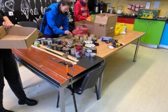 Jungdamiesi prie visoje Lietuvoje paplitusios iniciatyvos, panevėžiečiai Rusijos užpultai Ukrainai ėmėsi gaminti žvakes. Jos skirtos ne Kalėdų nuotaikai sukurti, o gyvybėms išsaugoti.