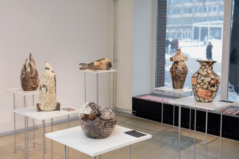 Sudėtinga technika ir iškalbingos temos gvildenamos trijų keramikių Panevėžyje surengtoje parodoje, užkoduotoje pavadinimu „Apie“.