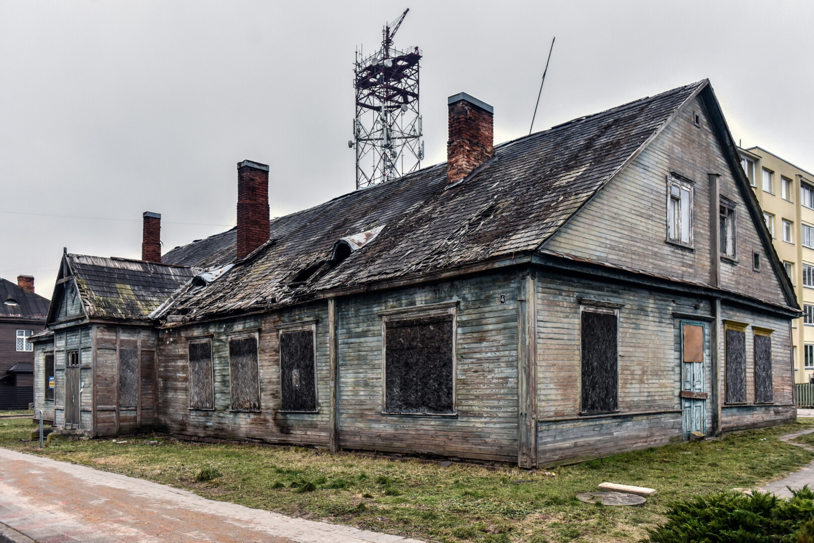 Apleistas medinis namas P. Puzino gatvėje mena ypatingą įvykį Lietuvos medicinos istorijoje – chirurgas V. Gusevas čia atliko pirmąją šalyje širdies operaciją. G. Kartano nuotr.