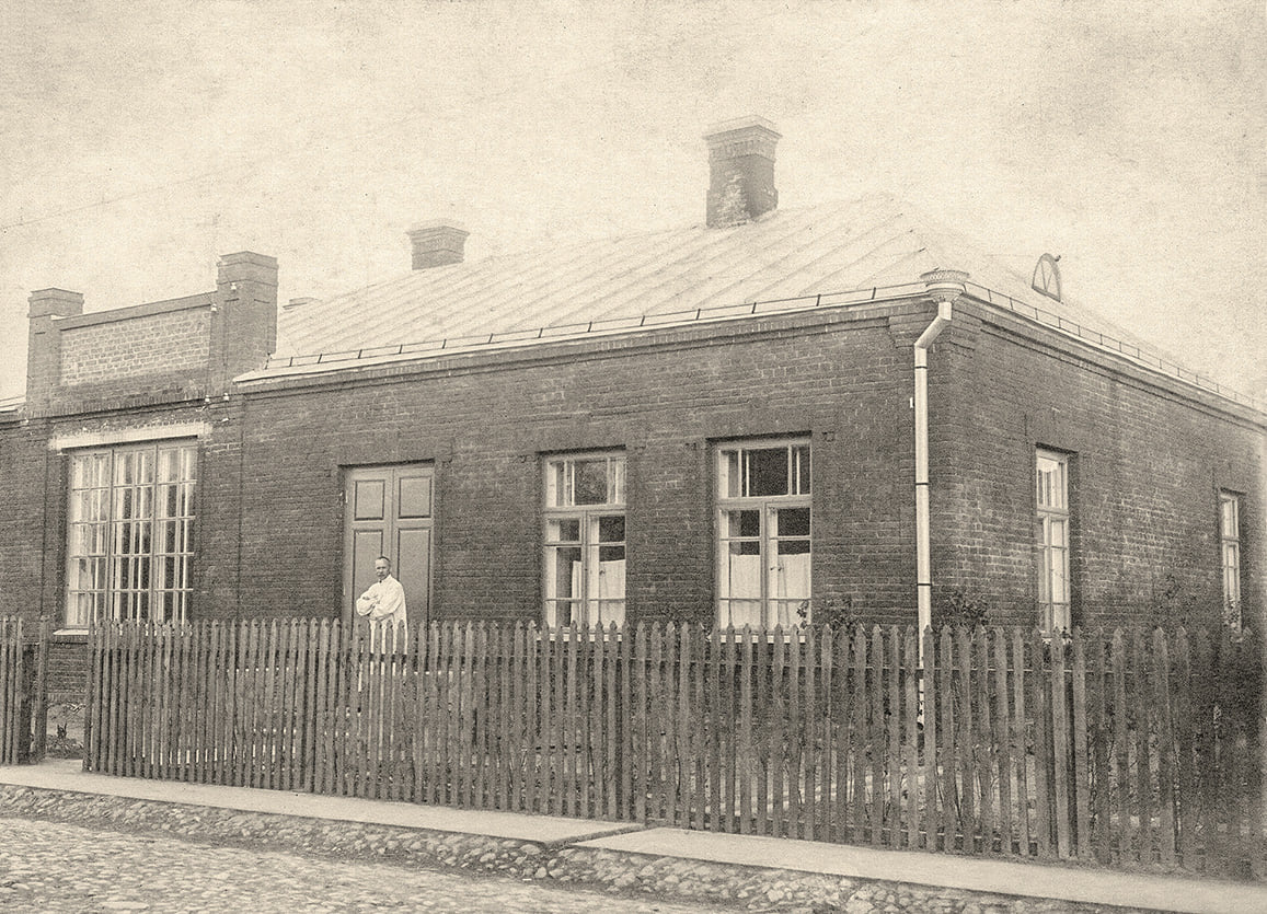 J. Zikaras prie savo namo P. Puzino gatvėje. Jo vietoje šiuo metu įsikūręs Registrų centras. Panevėž-io kraštotyros muziejaus archyvo nuotr.