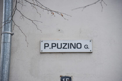 Bausmę Panevėžyje atliekančios moterys dienas leidžia prieš šimtą trisdešimt metų P. Puzino gatvėje pastatytuose kalėjimo mūruose, menančiuose ir pirmuosius jų kalinius, ir okupantų kankintus šviesius žmones. Šis pastatas – liudininkas ne tik skausmingos, bet ir gražios gatvės istorijos.