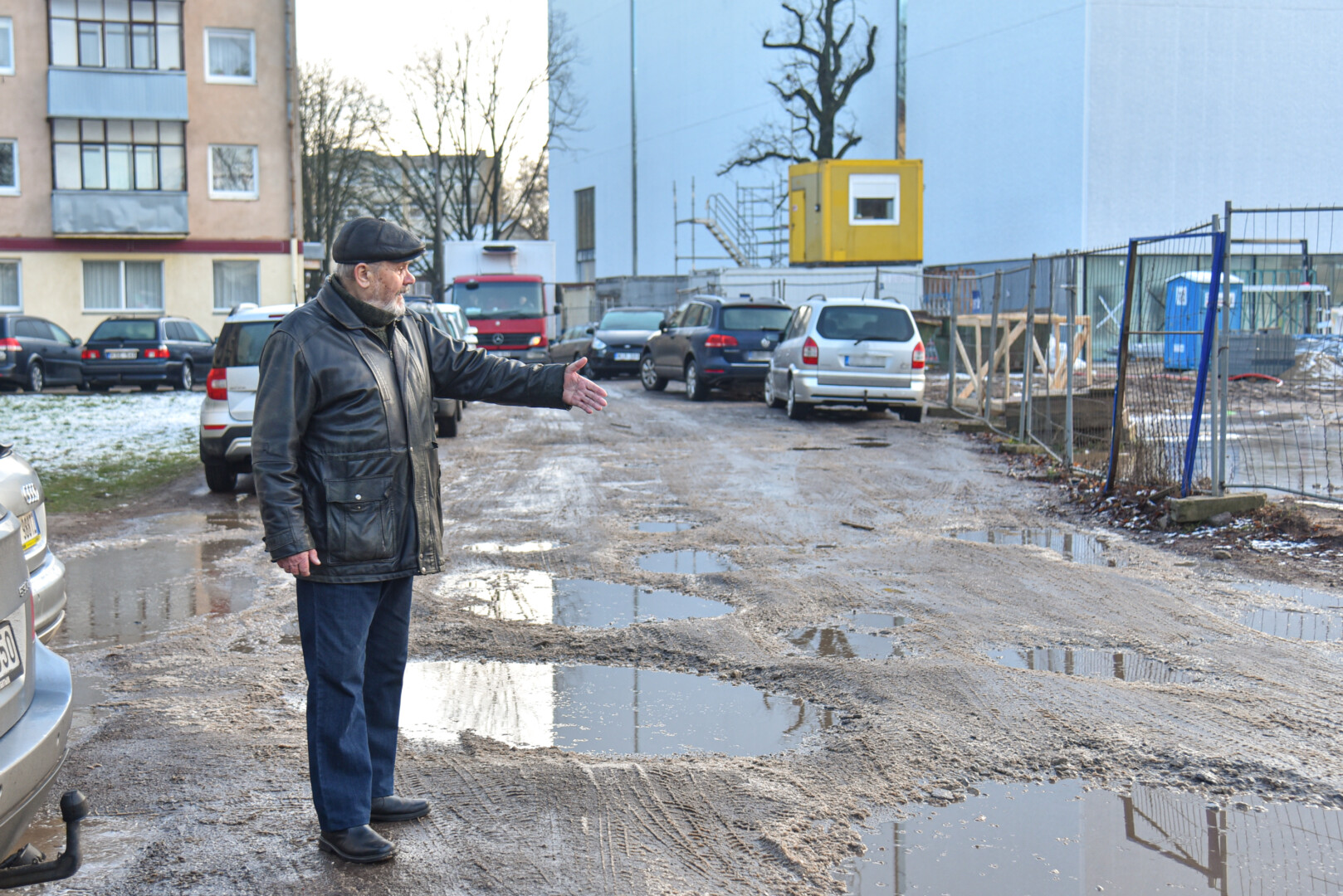 Alvydas Kairys kremtasi dėl neišvažiuojamos gatvės, vienintelės vedančios iš jo namų. P. ŽIDONIO nuotr.