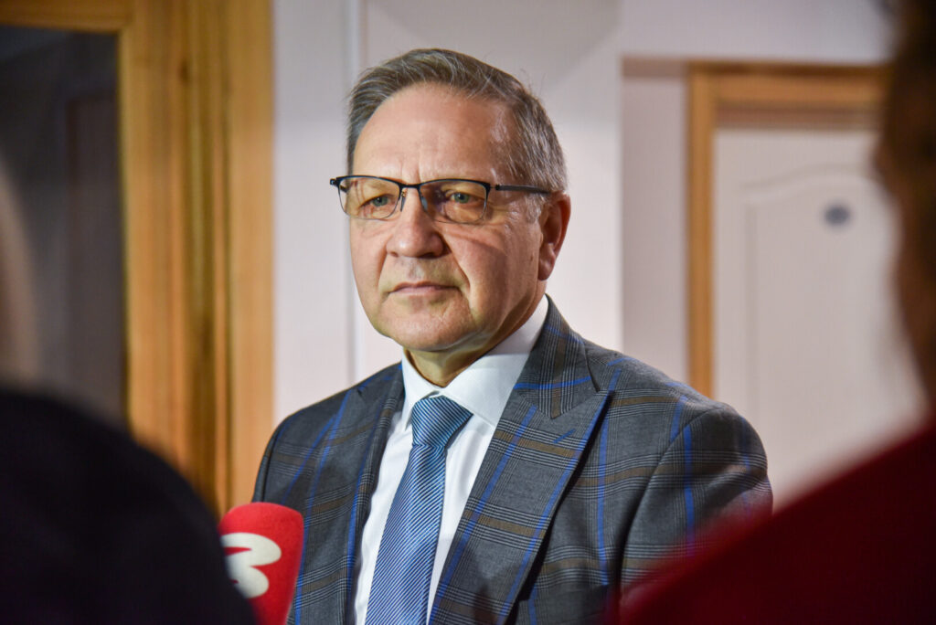 Susikirtus bendrovei „HISK“ (anksčiau besivadinusiai „Panevėžio keliais“) ir buvusiam ilgamečiam jos generaliniam direktoriui Virmantui Puidokui, verslo ryklių dvikovoje vieno iš kito reikalaujamos sumos įmonės darbuotojams turėtų atimti amą.