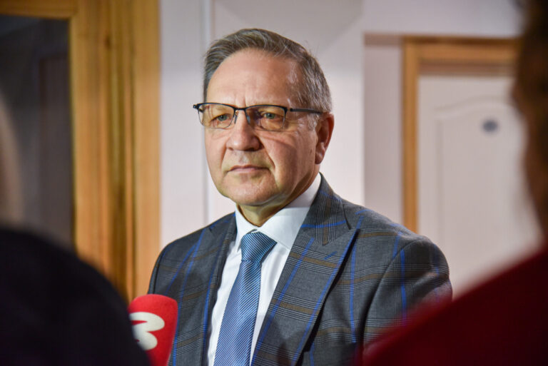 Susikirtus bendrovei „HISK“ (anksčiau besivadinusiai „Panevėžio keliais“) ir buvusiam ilgamečiam jos generaliniam direktoriui Virmantui Puidokui, verslo ryklių dvikovoje vieno iš kito reikalaujamos sumos įmonės darbuotojams turėtų atimti amą.