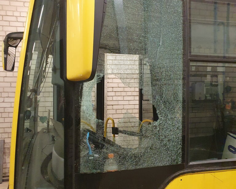 Autobusą vairavęs vyras tik dėl laimingo atsitiktinumo neatsisveikino su gyvenimu, kai tiesiai jam į galvą atlėkė chuliganų sviestas plaktukas.