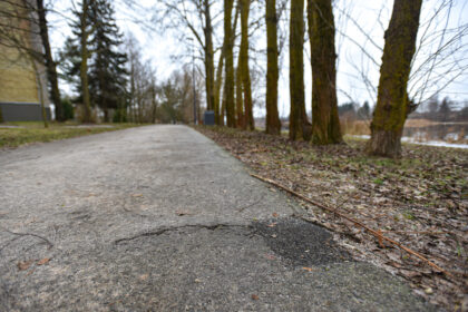 Palei „Ekrano“ marias vingiuojantis prieš porą metų sutvarkytas pėsčiųjų ir dviračių takas tampa išbandymų ruožu.