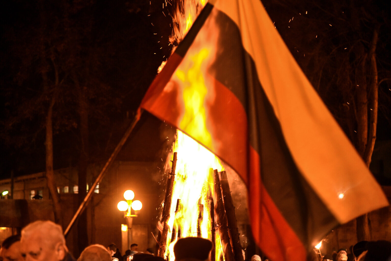 Televizija vis rodė ir rodė tos merginos nuogą kūną, pervažiuotą tanko vikšrų. Rodė ją ligoninėje vežant į operacinę. Rodė nuotraukas. Rodė jos tamsius plaukus, juodas kaip žvaigždės akis. Ir visi, tą Sausį užgesę, man primena kiekvieną rudenį išskrendančius paukščius. Jie tokiose aukštumose, susirikiavę į V formos raidę. Gal į Viltį?