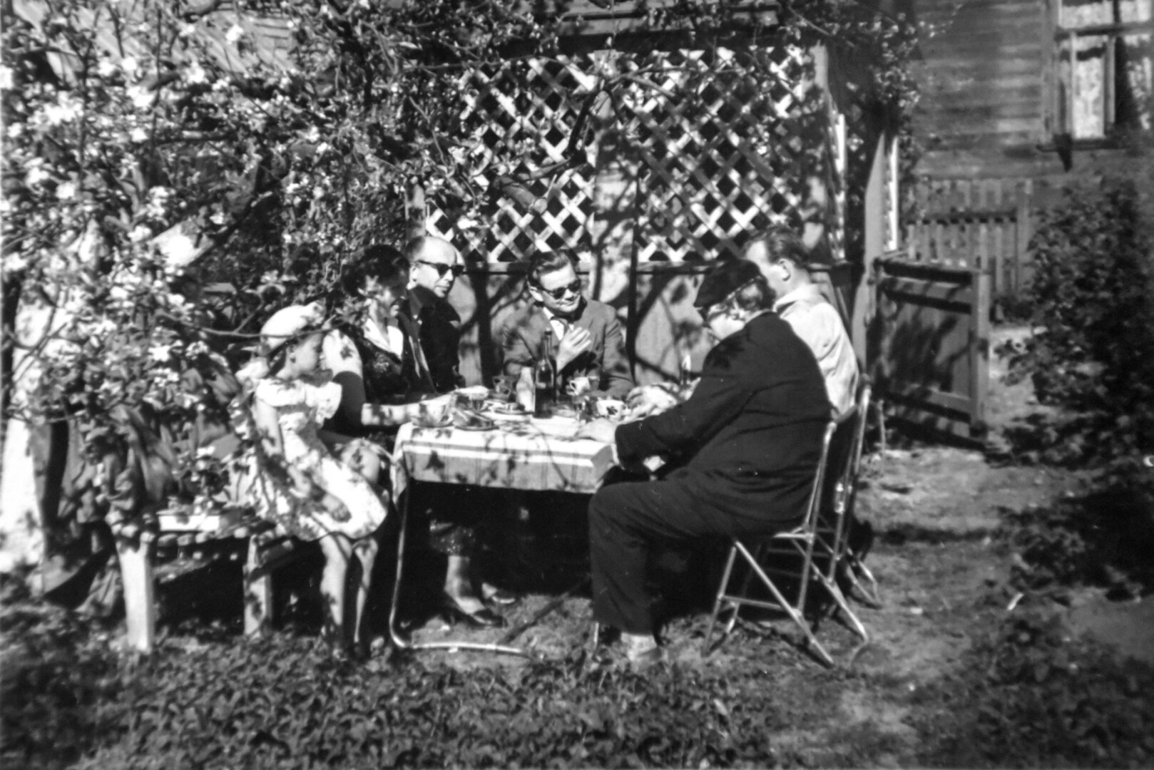 Teatro ambasada – taip jaukią užuovėją Stankūnų namuose Ramygalos gatvėje vadino garsusis režisierius Juozas Miltinis (pirmas iš dešinės). S. Stankūno asmeninio archyvo nuotr.