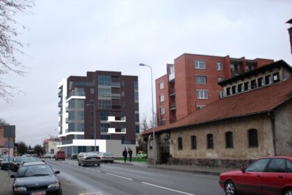 Pačiame Panevėžio centre, Ramygalos gatvės pradžioje, dar pernai žadėtos modernaus daugiabučio statybos taip ir liko pažadu.