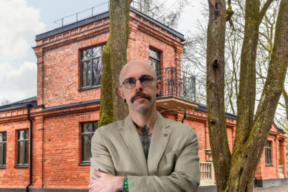 Istorinėje Panevėžio vietoje Skaistakalnio parke raudoplyčiame, kadaise poetui Juozui Čerkesui-Besparniui priklausiusiame name jau greitai lankytojams duris atversiančio Pragiedrulių kūrybiškumo centro vadovu išrinktas menininkas Saulius Leonavičius atsidūrė kitoje barikadų pusėje.