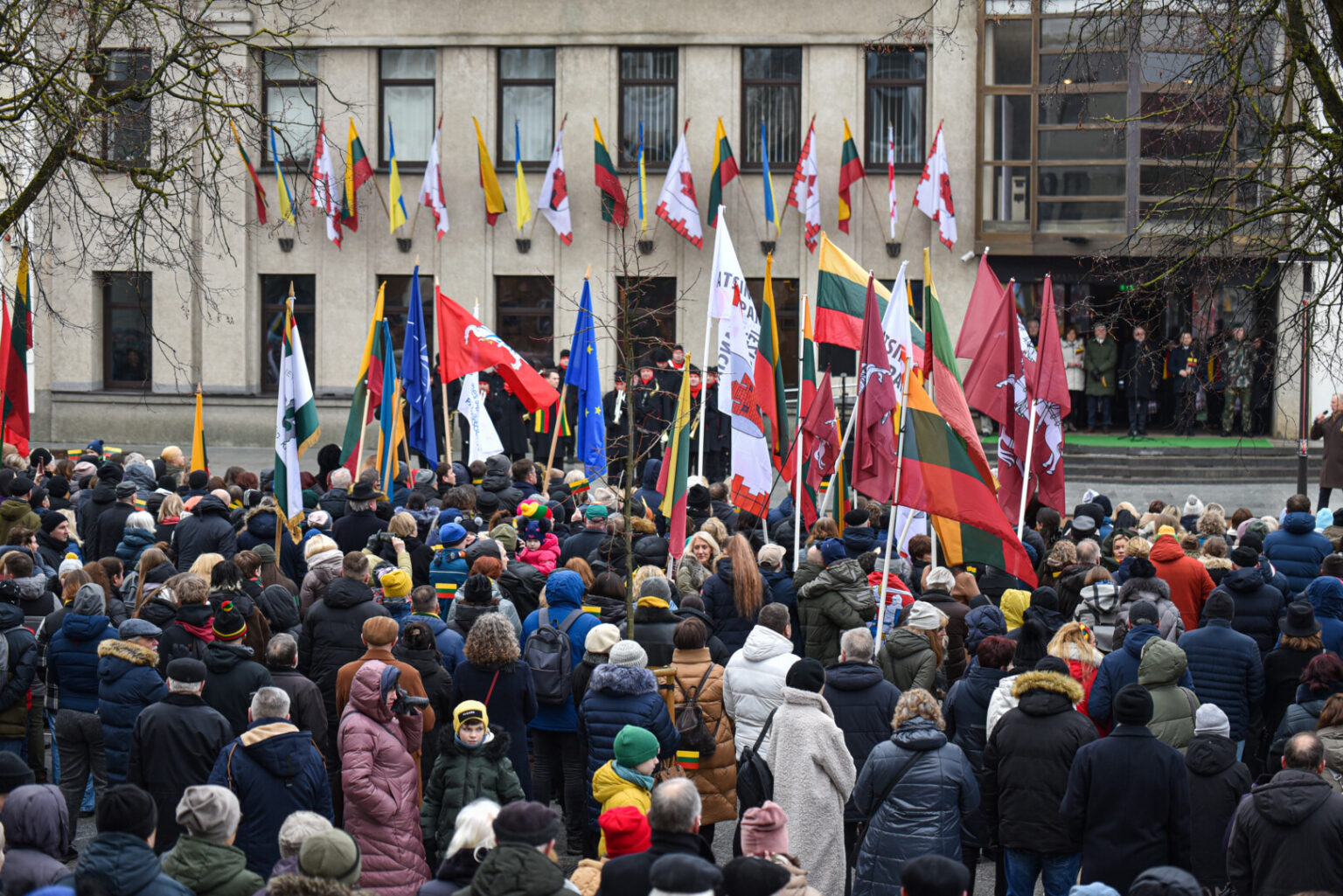 Trispalvėmis pasipuošęs Panevėžys švenčia Vasario 16-ąją – Lietuvos valstybės atkūrimo dieną.