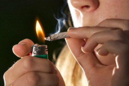 Įtarus apendicito priepuolį į ligoninę atvežtai mažametei Panevėžio rajono Smilgių gimnazijos auklėtinei nustatytas apsinuodijimas narkotikais.