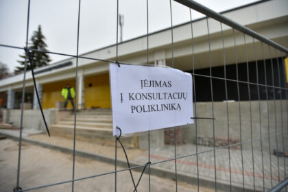 Kol Sveikatos apsaugos ministerija ieško būdų gelbėti šlubuojančią sveikatos sistemą, pacientai ironizuoja, kad kol sulauks pagalbos, jos ir nebereikės.