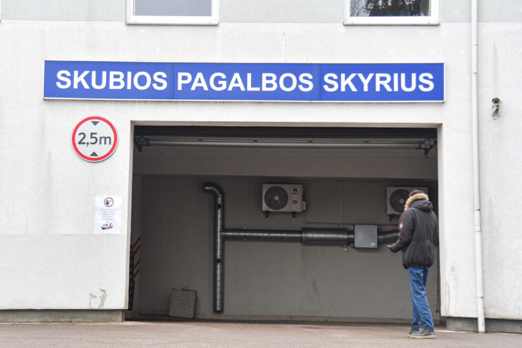 Nuo metų pradžios didžiuosiuose Lietuvos miestuose savaitgaliais ir švenčių dienomis jau turėję veikti skubios ambulatorinės medicinos pagalbos kabinetai Panevėžyje sunkiai skinasi kelią.