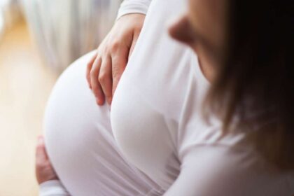 Vos trylikos metų mergaitė kovą turėtų tapti mama.