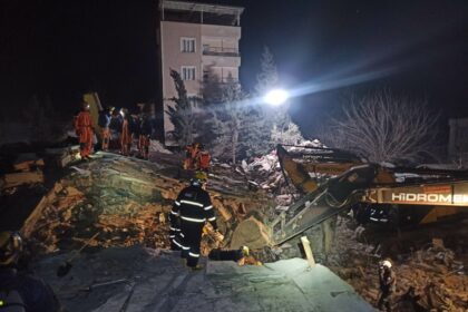 Į Lietuvą grįžo gelbėtojų komanda, padėjusi nuo žemės drebėjimo nukentėjusiai Turkijai. Labiausiai stichijos nusiaubtuose regionuose lietuviai su kitomis tarptautinėmis komandomis sugriuvusiuose daugiabučiuose, tapusiuose masinėmis kapavietėmis, ieškojo per stebuklą likusių gyvųjų.