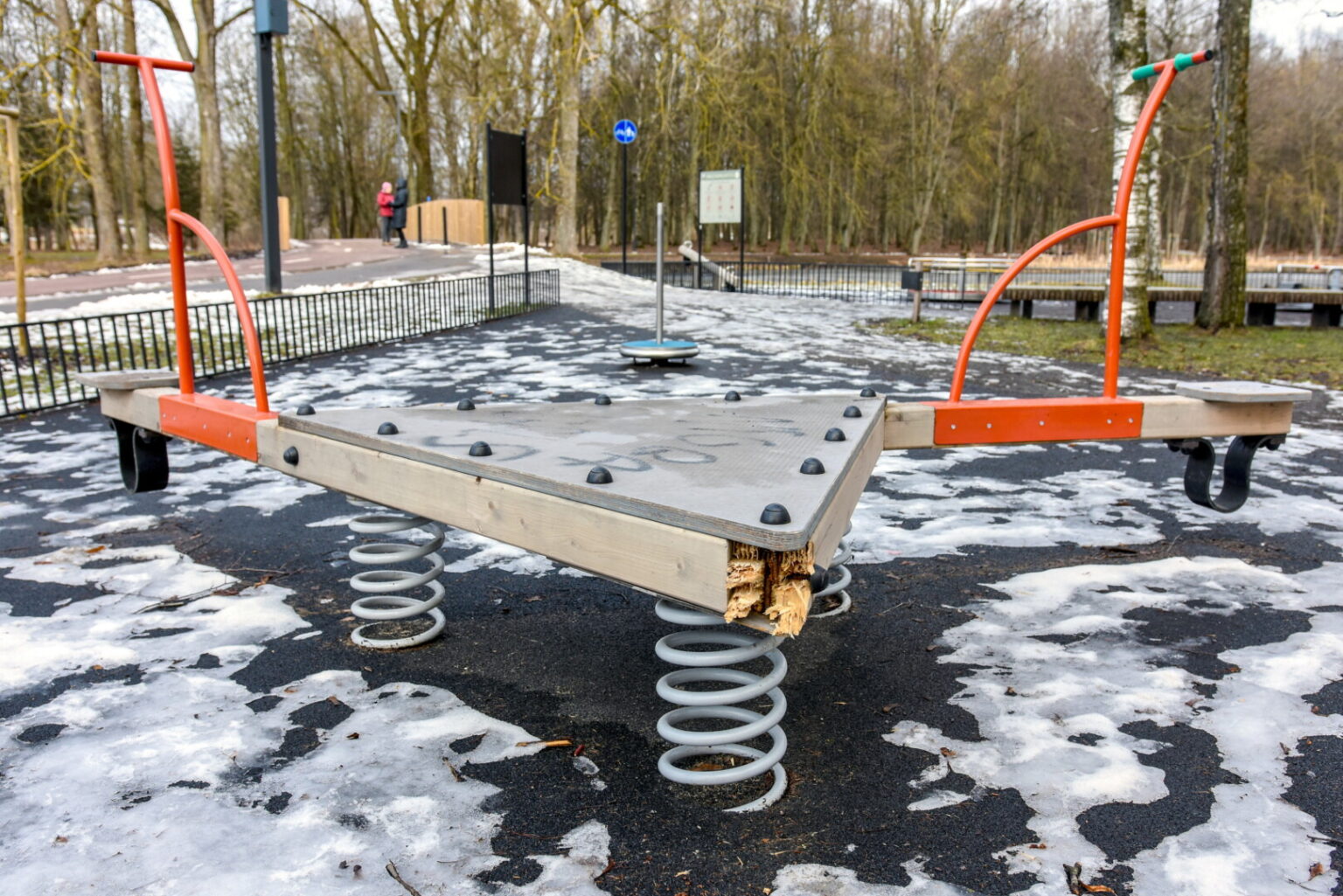 Vienoje gražiausių Panevėžio vietų, senajame Skaistakalnio parke, netoli tvenkinio mažiau nei prieš pusantrų metų įrengta vaikų žaidimo aikštelė atsidūrė vandalų taikiklyje.