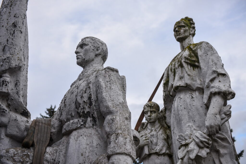 Į Grūto parko muziejų iš Panevėžio išvežtos trys ideologinį užtaisą turinčios sovietmečio statulos kol kas paslėptos nuo žmonių akių.