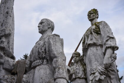 Į Grūto parko muziejų iš Panevėžio išvežtos trys ideologinį užtaisą turinčios sovietmečio statulos kol kas paslėptos nuo žmonių akių.