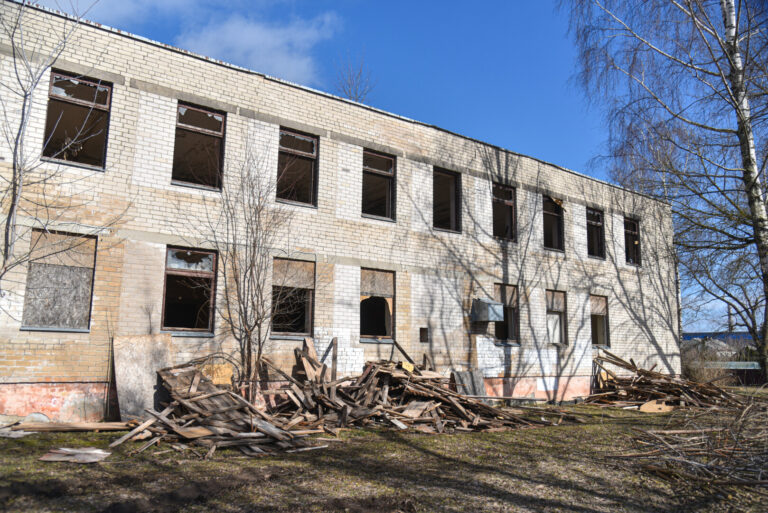 Panevėžyje mažėjant vaikų, nebereikalingi tapę darželiai keičia paskirtį arba šluojami nuo žemės paviršiaus.