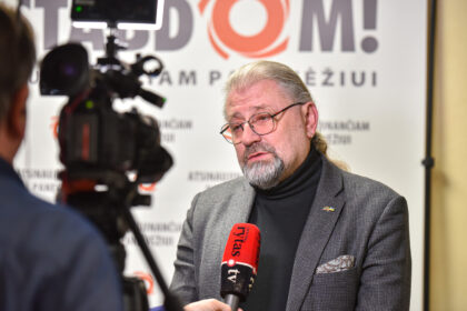 Panevėžio miesto mero Ryčio Mykolo Račkausko ir jo buvusios patarėjos Gintarės Maskoliūnienės baudžiamojoje byloje Apeliacinis teismas ketvirtadienį peržiūrėjo teisėsaugos slapta darytus įrašus.