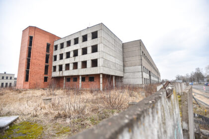 Vienus piktinantis, vaiduokliu ar monstru vadinamas, kitų pagailimas kaip apleistas našlaitis pastatas šalia baigiamos sutvarkyti žiedinės Senamiesčio, S. Kerbedžio ir Tinklų gatvių sankryžos perėjo į dar vienas rankas.