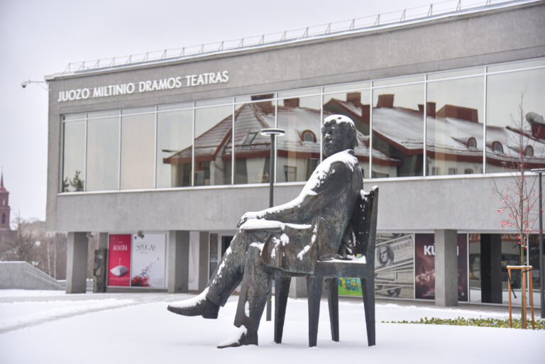 Profesionaliojo scenos meno vertinimo komisija iš 102 pateiktų pasiūlymų išrinko „Auksinių scenos kryžių“ nominantus pagal atskiras kategorijas.