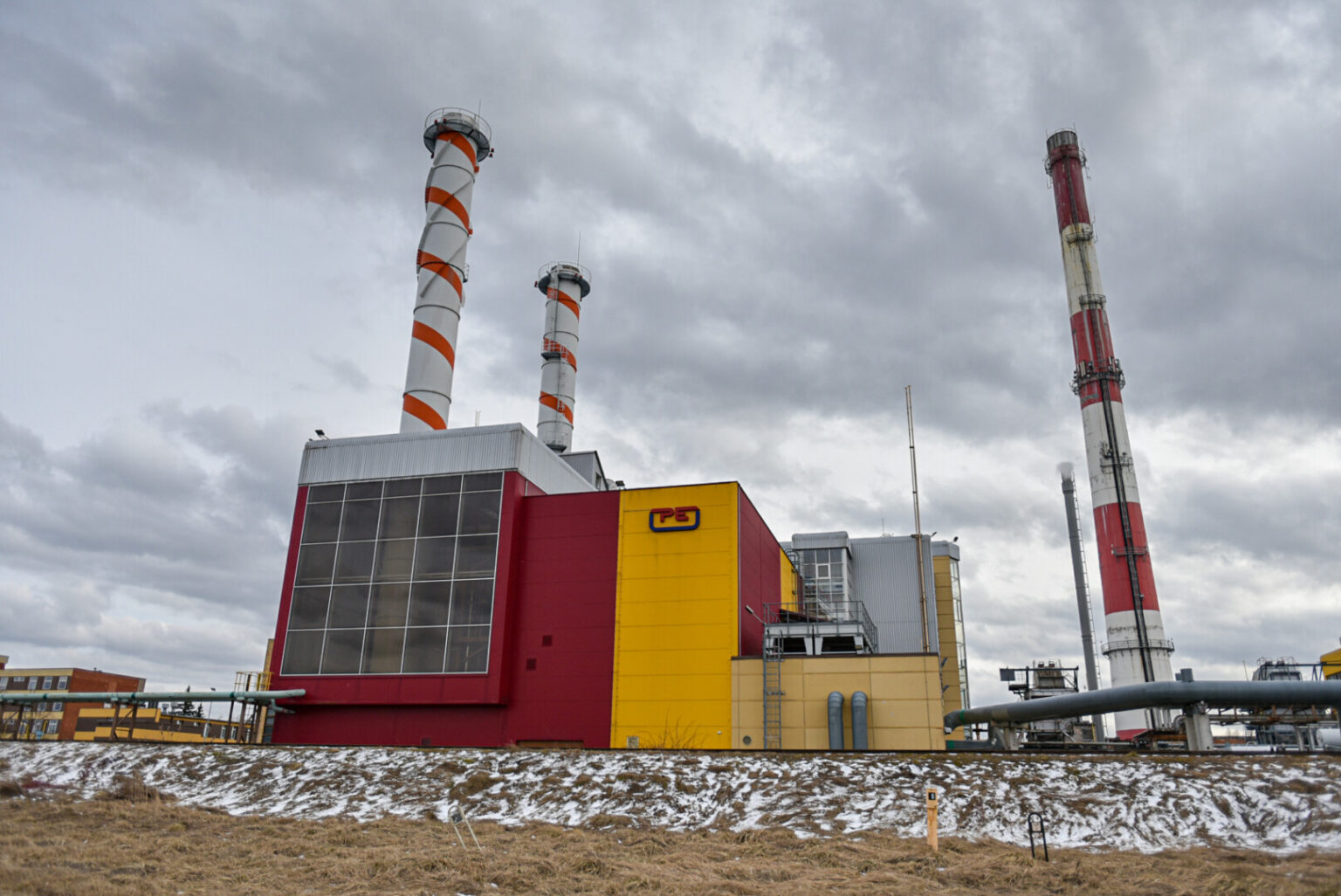 Kai Baltijos šalių rinkoje vasaros pabaigoje pritrūkus elektros, po metų metus trukusios pertraukos visu pajėgumu įjungta dujomis kūrenama Panevėžio termofikacinė elektrinė, iš jos kaminų garai kilo vos keletą dienų.